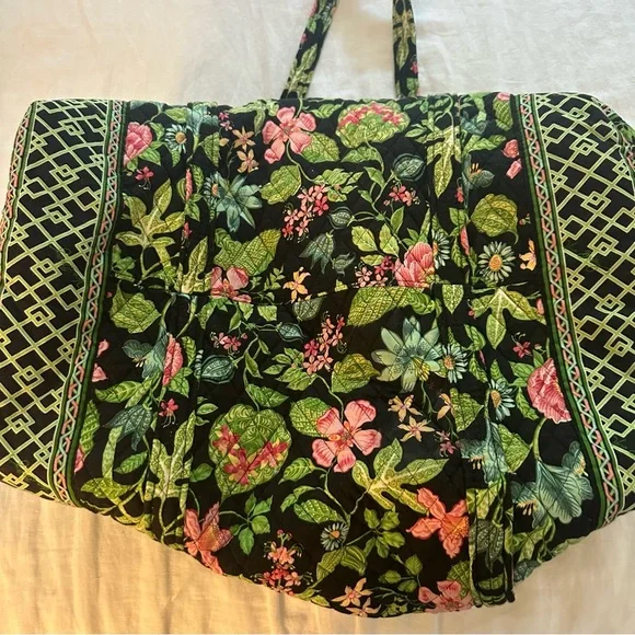 VERA BRADLEY - med weekend duke bag in colorful print, lime lining, zip closure - Picture 5 of 6